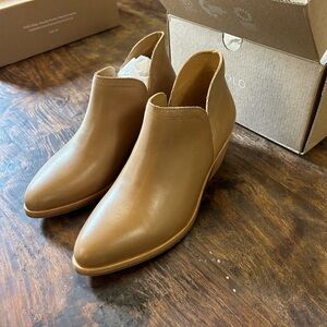 Nisolo Mia Ankle Bootie in Almond